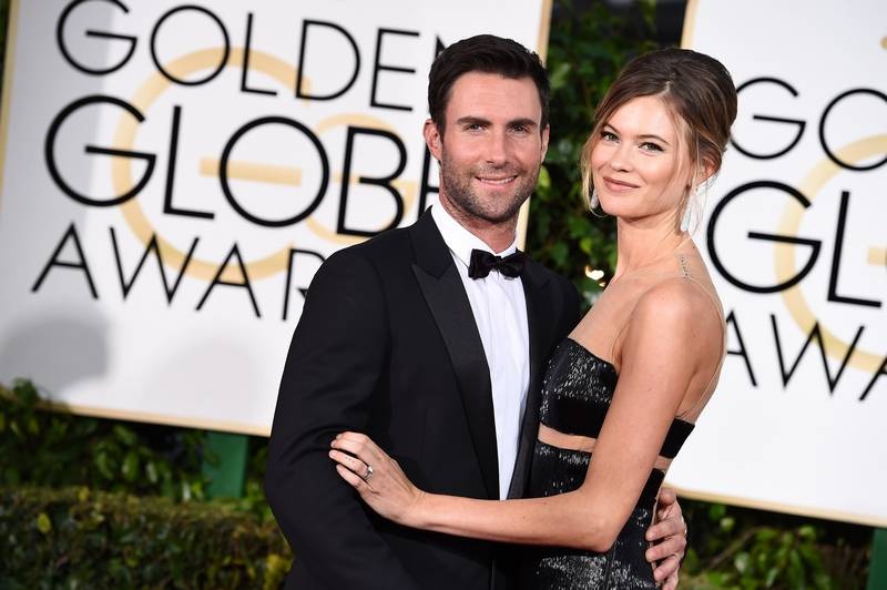 adam-levine-e-behati-prinsloo-al-golden-globe