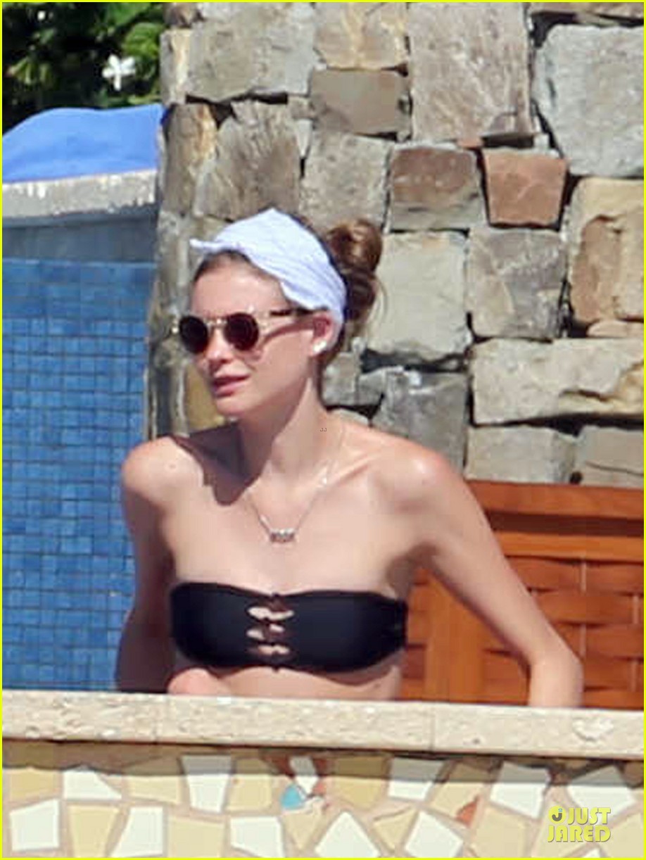 adam-levine-behati-prinsloo-cabo-vacation-in-the-new-year-04